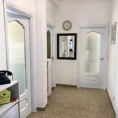 Tra Il Centro E Il Διαμέρισμα